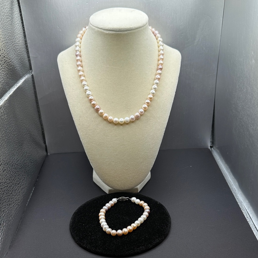 Elegant Pearl Necklace and Bracelet Set